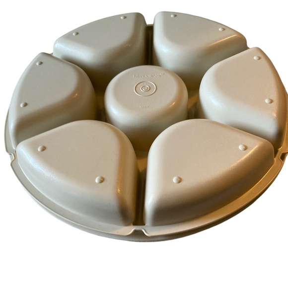 Tupperware Tray with Lid Fruits Vegetables Appetizers Candy Snacks - Picture 3 of 4